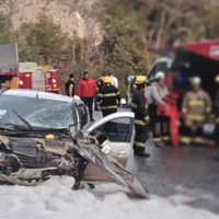 Una mujer murió tras chocar un auto y una camioneta en la ruta de los Siete Lagos