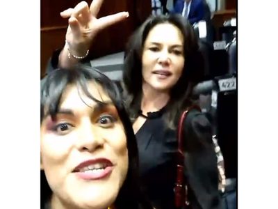 "Ya se va, es una huevona”, lanza María Clemente García a diputada panista (Video)