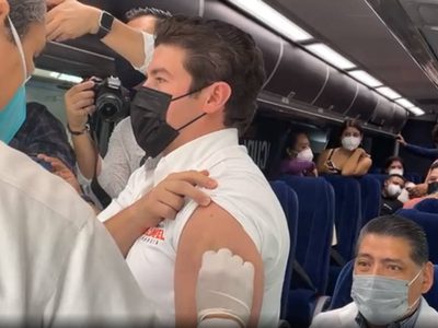Samuel García encabeza caravana y se vacuna en el puente internacional Nuevo Laredo, Texas