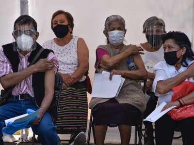 Adultos mayores vacunados podrán retornar como empacadores: Inapam