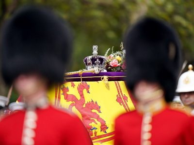 Cáncer de médula ósea causó la muerte de Isabel II, revela biógrafo