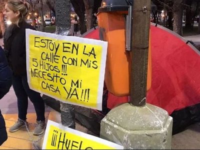 Una mujer se encadenó frente a la casa de gobierno de Neuquén en reclamo de una vivienda