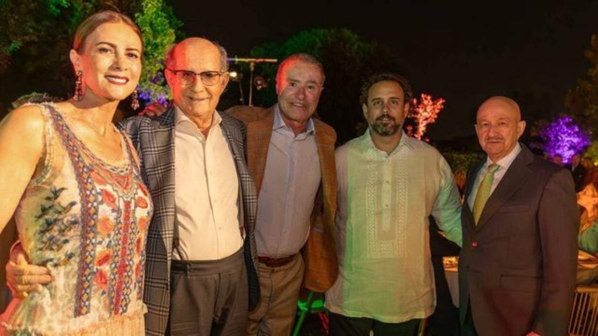 Salinas de Gortari junto a invitados de la fiesta de Juan Antonio Pérez Simón