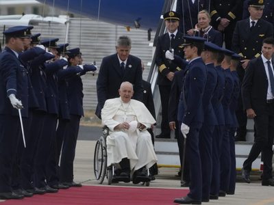 El Papa pide a Europa que trabaje por la paz tras llegar a Portugal para un encuentro de jóvenes