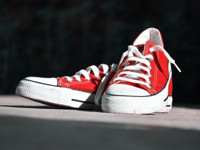 El trucazo para blanquear los cordones de tus viejas zapatillas sin usar ni una sola gota de lavandina