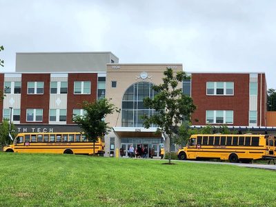 Juez bloquea ley que obliga a mostrar los Diez Mandamientos en las escuelas