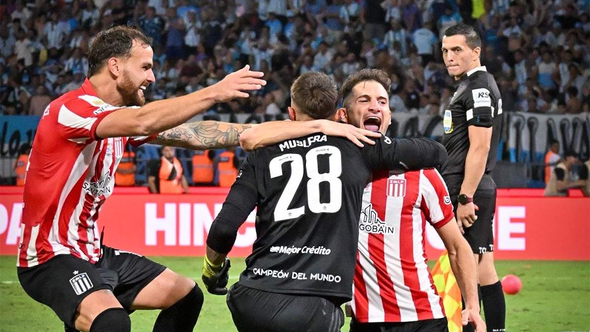 Es el final y todos se van a abrazar con Muslera, el arquero de Estudiantes