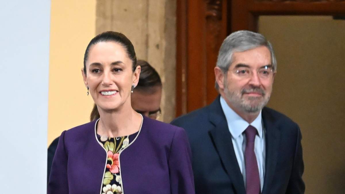 Claudia Sheinbaum y el canciller Juan Ramón de la Fuente en la conferencia mañanera tras la llamada con Trump