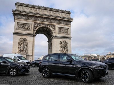 París aprueba en referéndum que se tripliquen las tarifas de estacionamiento para camionetas SUV