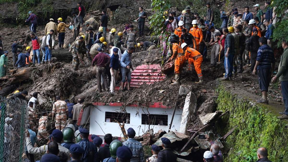 Rescatistas retiran lodo y escombros mientras buscan a las personas atrapadas después de un deslizamiento de tierra cerca de un templo en las afueras de Shimla, estado de Himachal Pradesh, el lunes 14 de agosto de 2023