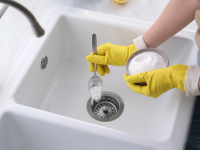 No llames al plomero: el truco para dejar los desagües de casa limpios y sin mal olor usando solo 4 productos