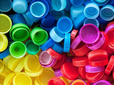 No tires las tapitas plásticas: creá esta fabulosa maceta que podés colgar