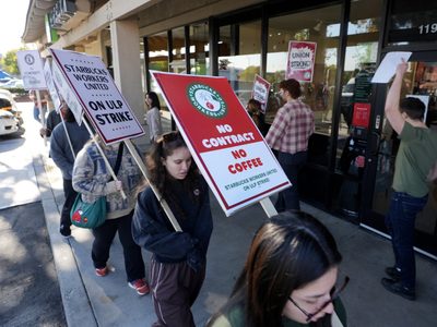 Huelga de Starbucks se expande y cierra casi 60 de sus tiendas en EU