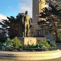 Retiran estatua de Colón en San Francisco ante convocatoria para tirarla al mar
