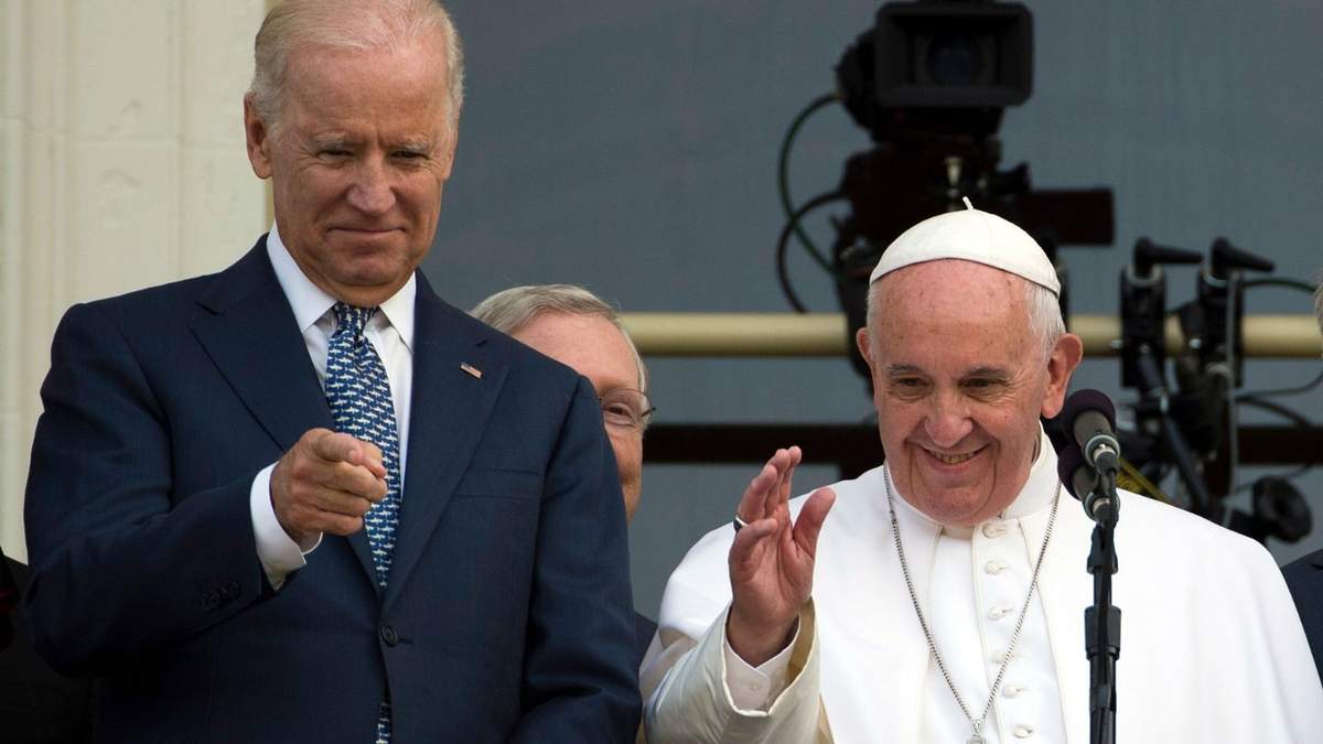 Joe Biden, presidente de los Estados Unidos, junto al máximo líder de la Iglesia Católica, el papa Francisco. Fuente: (Twitter)