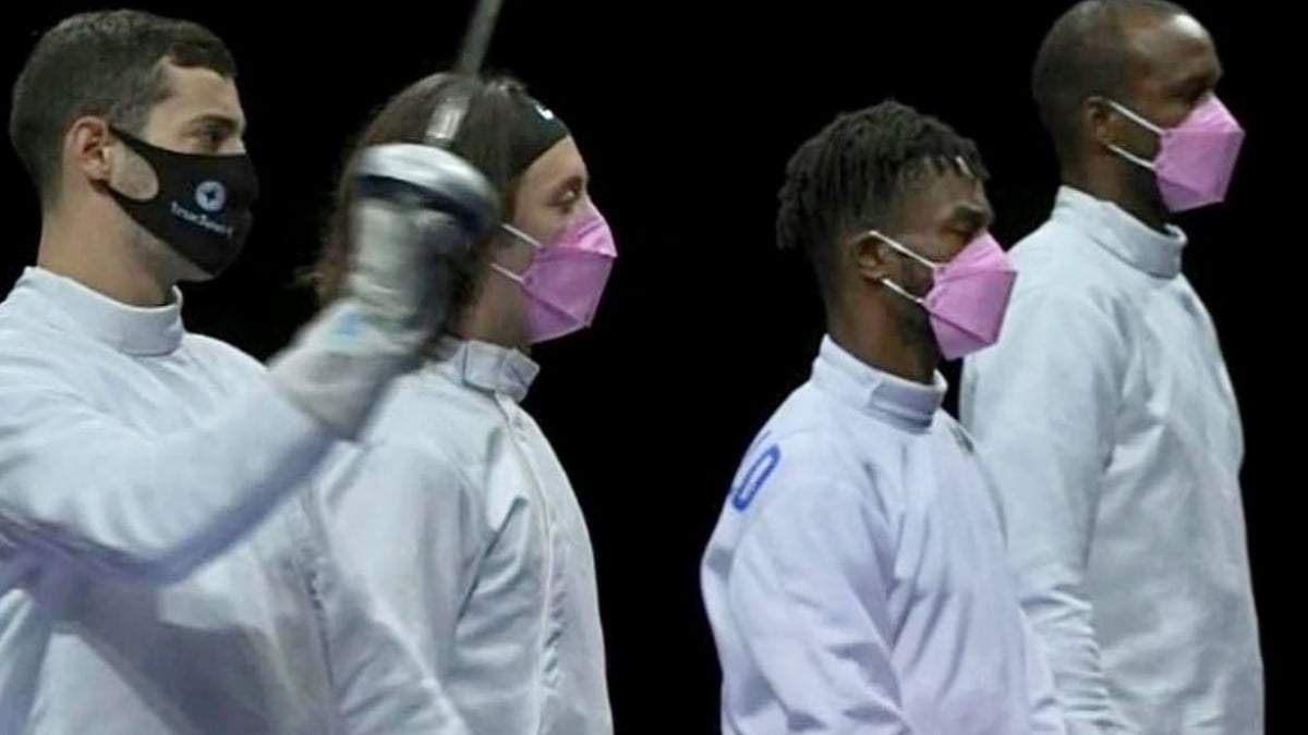 Jake Hoyle, Curtis McDowald y Yeisser Ramirez usaron cubrebocas rosas para solidarizarse con las víctimas de su compañero, Alen Hadzic (izq.)