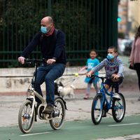 Irresponsables: Miles de españoles aprovecharon las salidas de los chicos para romper la cuarentena