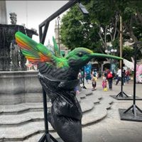 Retiran del Zócalo de Puebla polémica exposición de esculturas de colibrí
