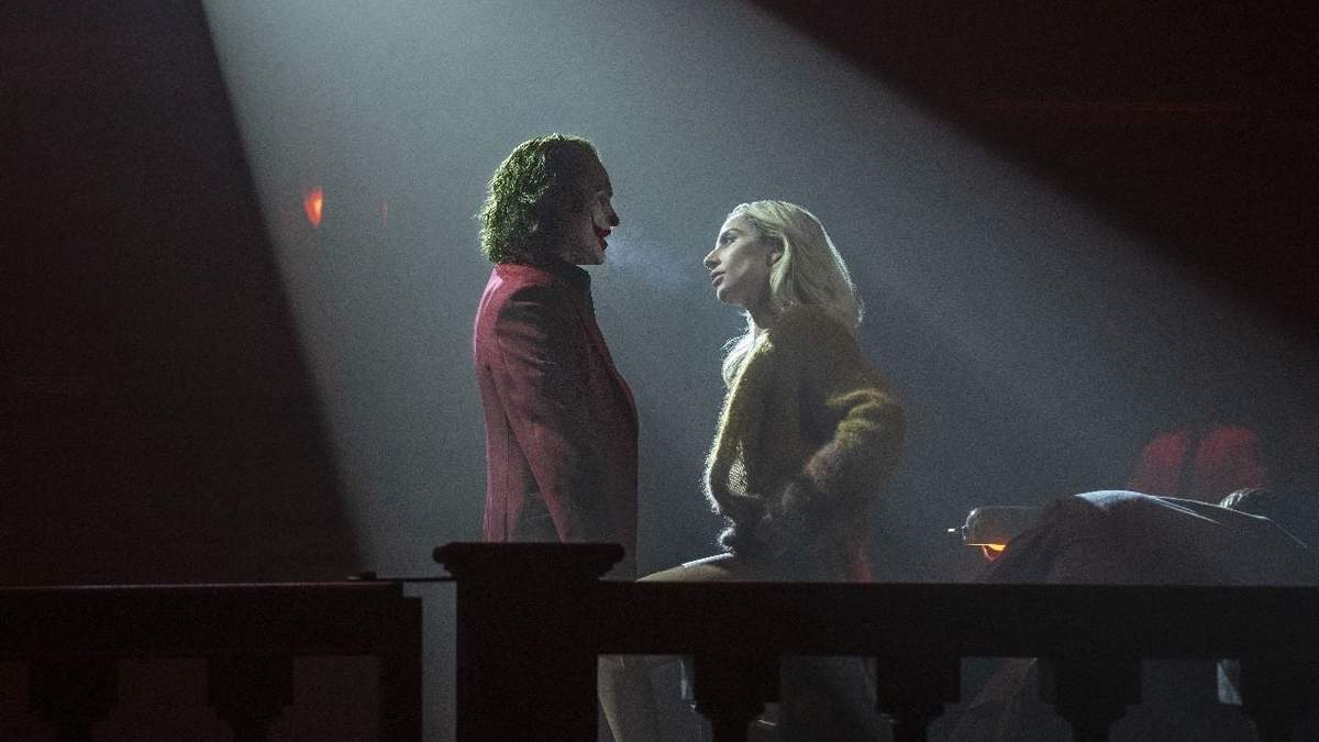 Esta imagen proporcionada por Warner Bros. Pictures muestra a los actores Lady Gaga, derecha, y Joaquin Phoenix en una escena de "Joker: Folie à Deux"