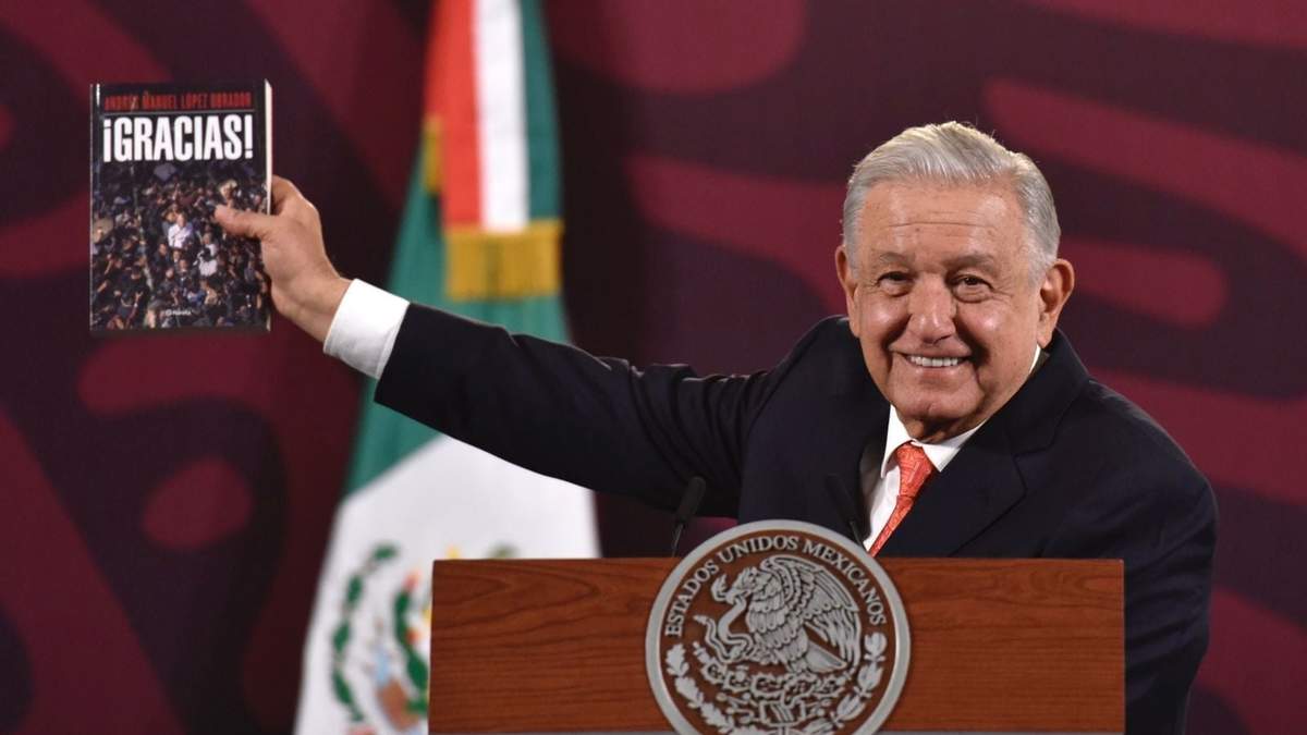 El presidente muestra su libro antes de que salga a la venta