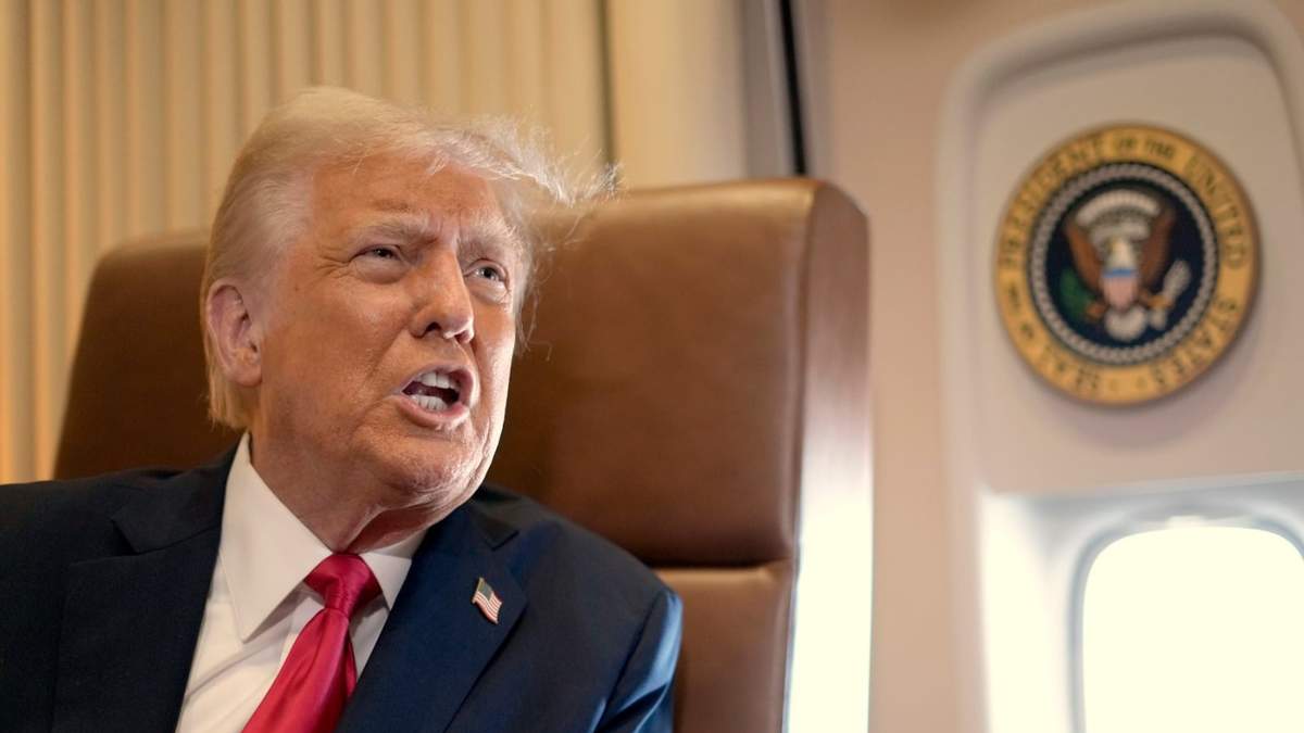El presidente Donald Trump habla con los periodistas a bordo del Air Force One donde firmó una proclama declarando el 9 de febrero Día del Golfo de América mientras viaja desde West Palm Beach, Florida, a Nueva Orleans