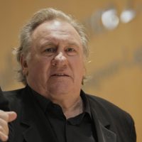 Acusadora detalla manoseos de Gérard Depardieu en un set de filmación
