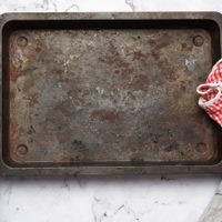 El truco de la abuela para limpiar tu asadera llena de grasa y dejarla tan reluciente como el primer día