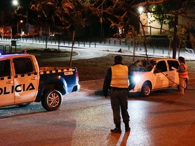 Dos detenidos por transitar fuera del horario permitido en Neuquén Capital