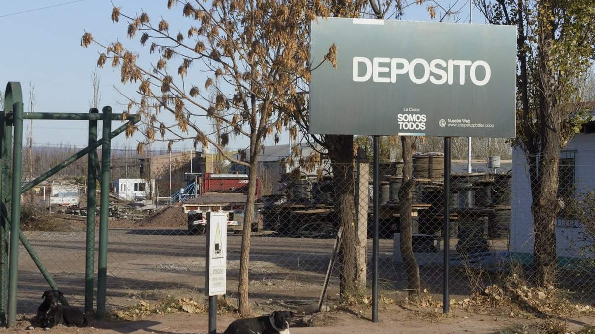 Depósito de la cooperativa donde fueron enterrados los transformadores con PCB. Fuente: (Emiliano Ortiz - Minuto Neuquén)