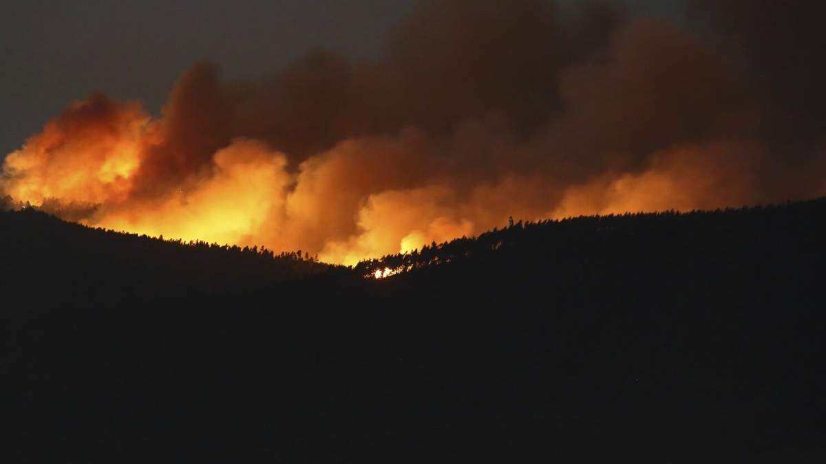 Un incendio arde en las colinas en torno a Sever do Vouga, una población en el norte de Portugal que se ha visto rodeada por incendios forestales
