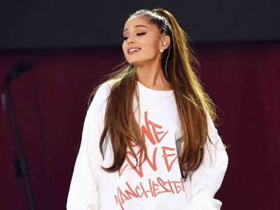 ¡No se puede creer! El look de Ariana Grande que casi no pasa por la puerta de entrada a los Grammy