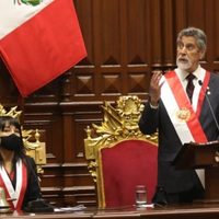 Francisco Sagasti asume como presidente de Perú; recuerda a muertos en protestas