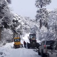 Cerraron el paso internacional Pino Hachado por la cantidad de nieve acumulada en la ruta 242