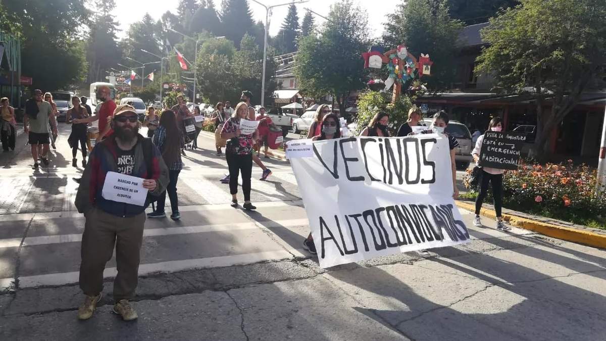 Vecinos en una protesta pasada en Villa La Angostura. Fuente: (Twitter)