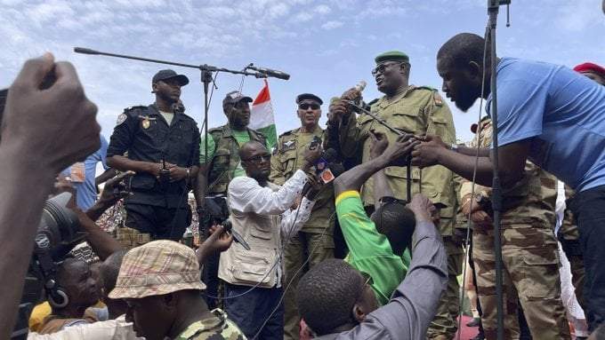Mohamed Toumba, uno de los soldados que depuso al presidente de Níger, Mohamed Bazoum, se dirige a partidarios de la junta militar que ha tomado el poder, en Niamey, Níger
