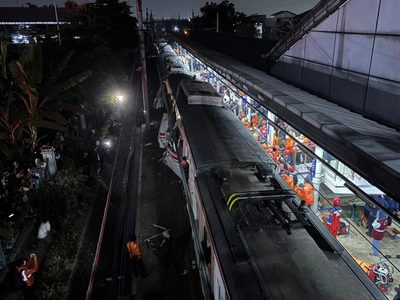 Dos trenes chocan cerca de la capital de Indonesia; hay al menos tres muertos (Videos)