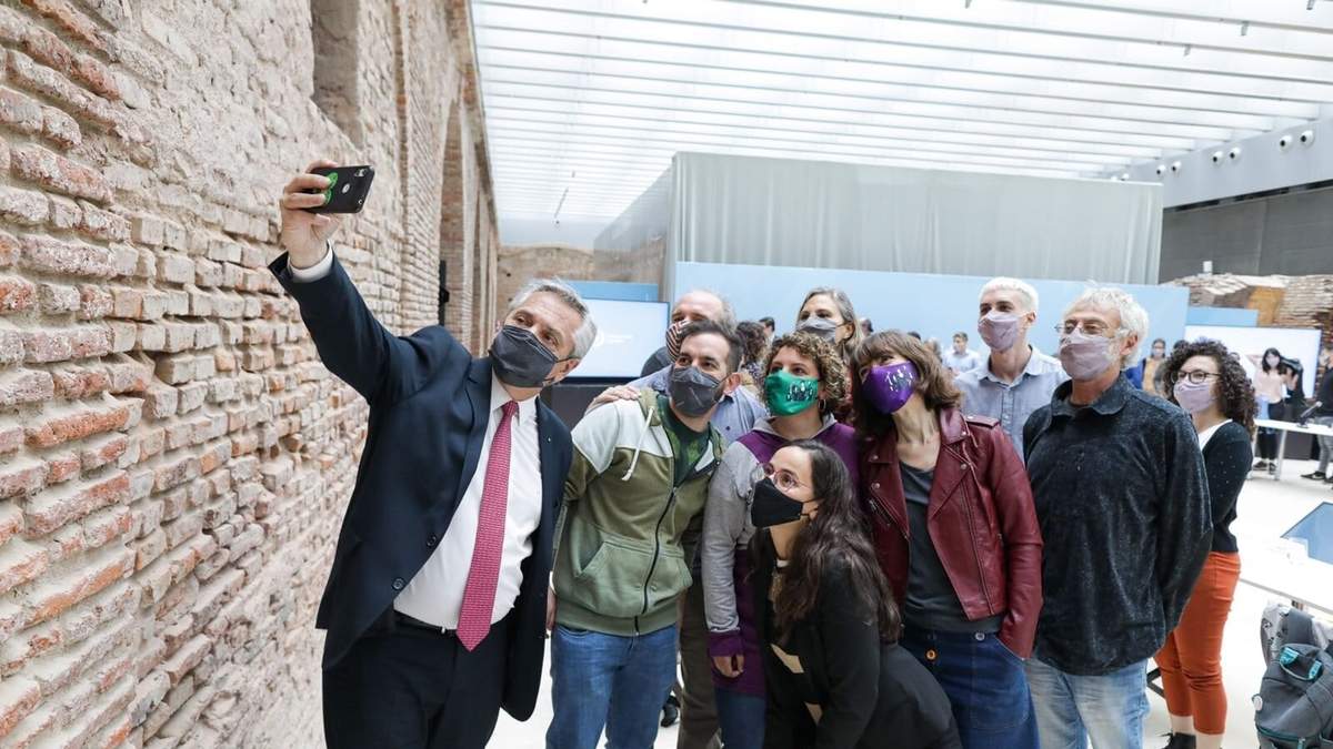 Alberto Fernández junto a científicos tras el evento en la sede gubernamental. Fuente: (Twitter)