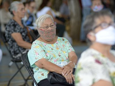 Vacuna de refuerzo para adultos mayores iniciará este mes: AMLO