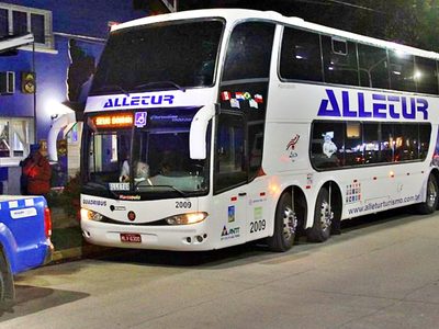 "Salgan de Villa La Angostura":  revuelo con un micro lleno de turistas