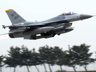 Un piloto de EU salta de su F-16 antes de que se estrelle en el mar cerca de Corea del Sur