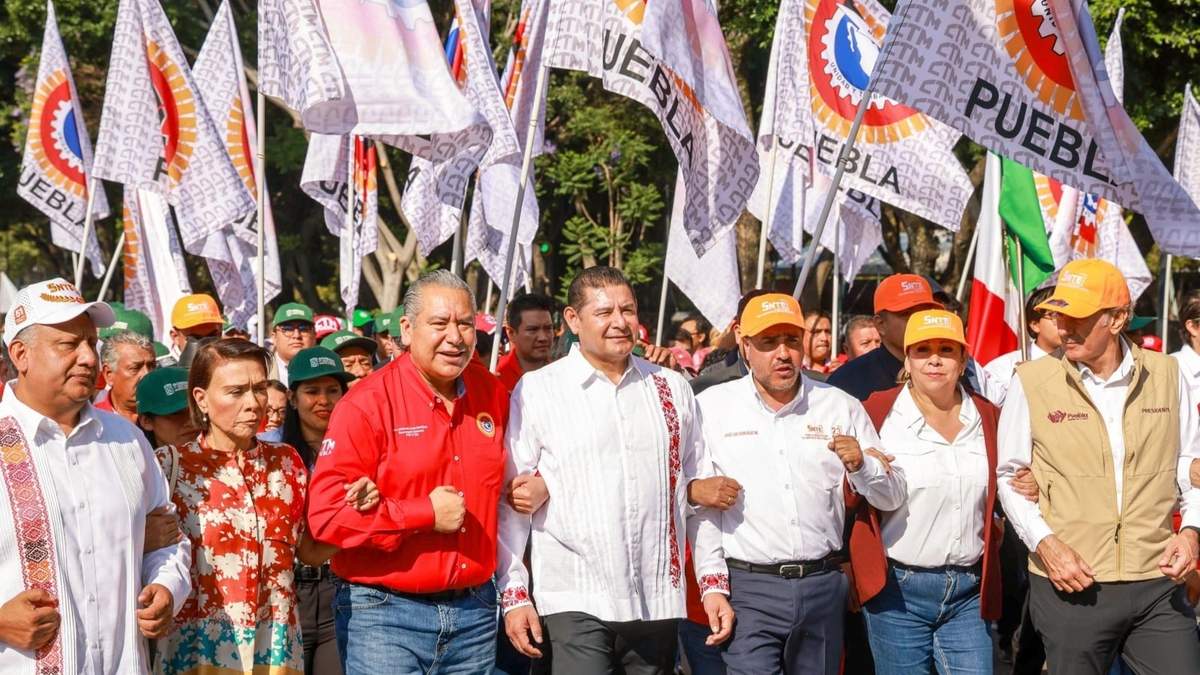 Alejandro Armenta en la marcha oficialista