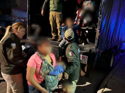 INM intercepta a 231 migrantes que iban escondidos en contenedor de tráiler en Puebla