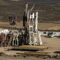 Santa Cruz asegura inversión millonaria y empleos tras nuevos contratos petroleros