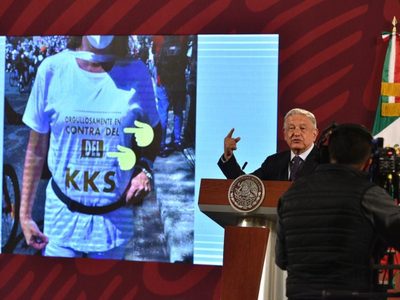 "Para que se vea el nivel": AMLO exhibe insulto en su contra durante la marcha opositora