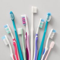 No tires tus viejos cepillos de dientes y reutilizalos en el baño de una manera súper original