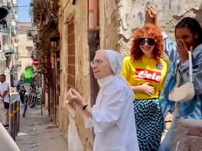 Monja interrumpe sesión de fotos de dos mujeres besándose y se hace viral