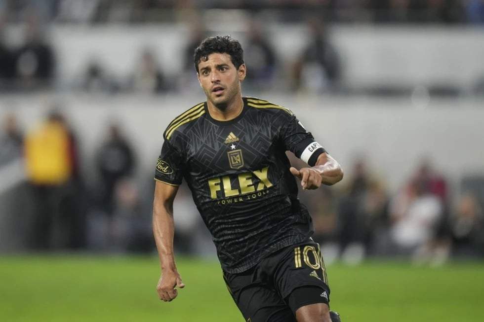 El delantero de Los Ángeles FC, Carlos Vela, persigue el balón durante la segunda mitad de un partido de la MLS contra el Real Salt Lake el 1 de octubre de 2023 en Los Ángeles.