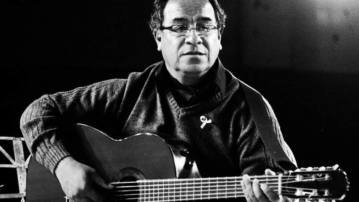 Richard Benítez, acompañado de su gran compañera, la guitarra. Fuente. (Daniel Signorile).