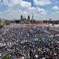 Miles de personas llenan el Zócalo capitalino por informe del primer año gobierno de Sheinbaum