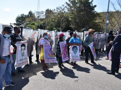 Guardia Nacional frena a normalistas de Ayotzinapa que pretendían tomar caseta